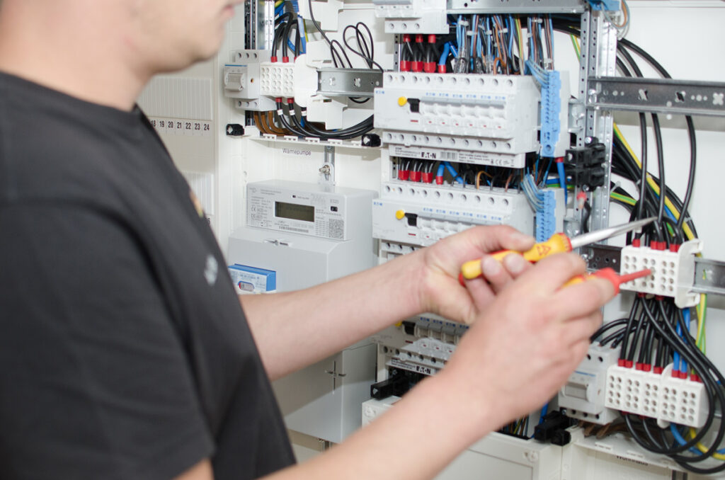 Ihr Elektrotechnik-Meisterbetrieb aus Solingen 7 zaelerschrank montage1