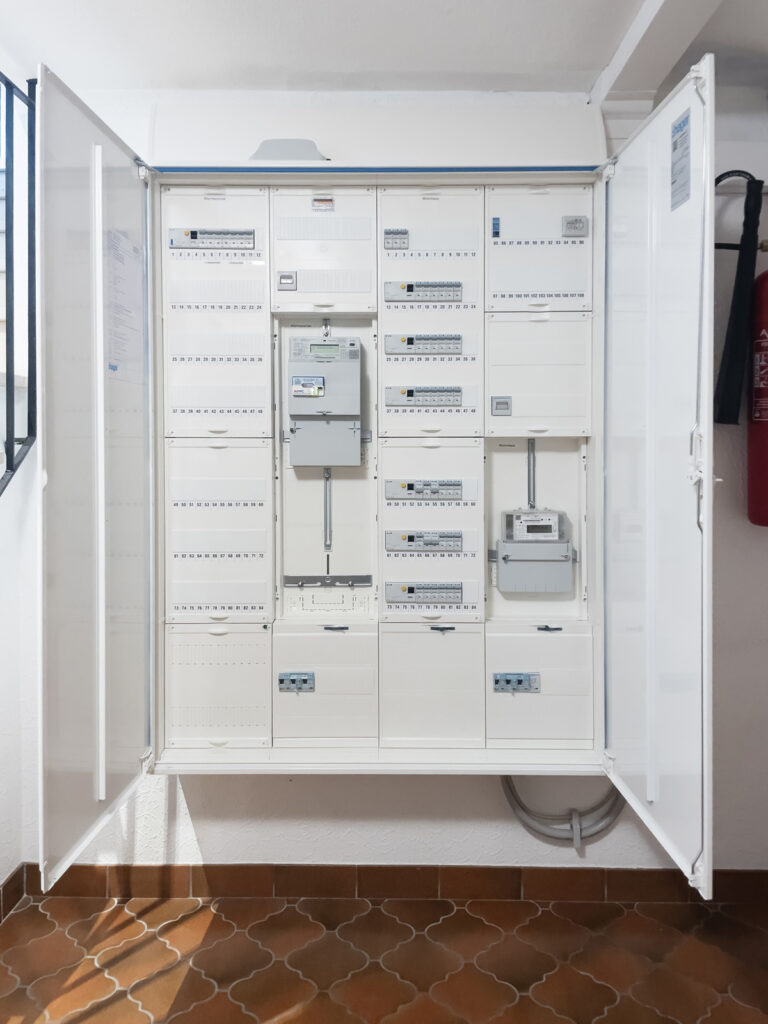 Ihr Elektrotechnik-Meisterbetrieb aus Solingen 6 zaelerschrank offen1
